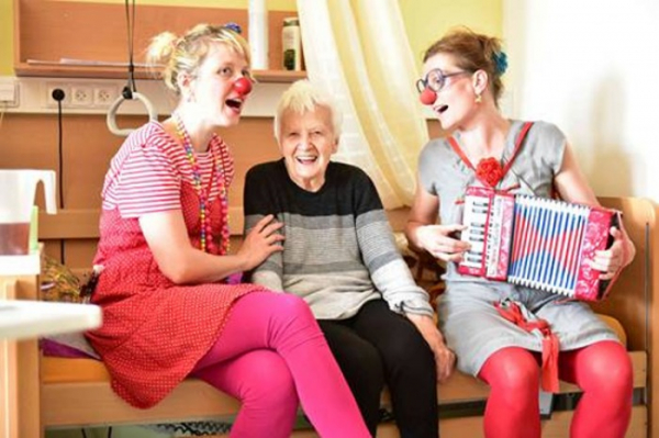 Zdravotní klaun oslaví 18. narozeniny akcí Turné plné smíchu, tentokrát se zaměří na úsměvy seniorů 