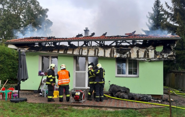 Požár zcela zničil nový rodinný dům v Měšicích