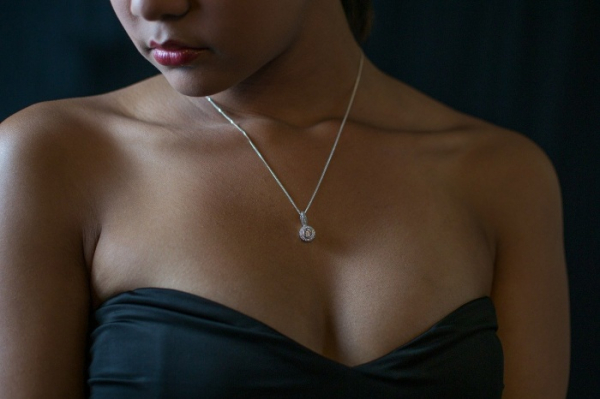 Diamantové šperky mohou být dostupné. Nabízejí je už také klenotnictví na internetu