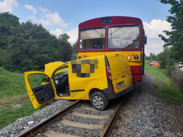 Vlak smetl u Brandýsa nad Labem auto České pošty, jeden mrtvý