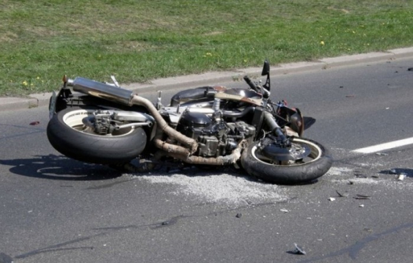Po střetu s protijedoucím automobilem zemřel u Líbeznic dvaačtyřicetiletý motorkář 