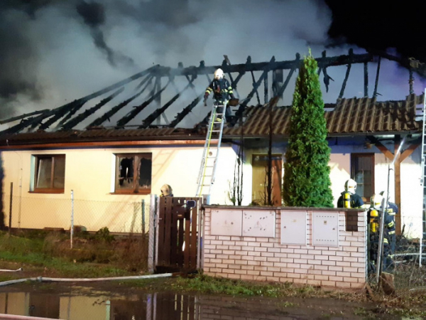 Jedna osoba zemřela při požáru rodinného domu v Nových Jirnech 