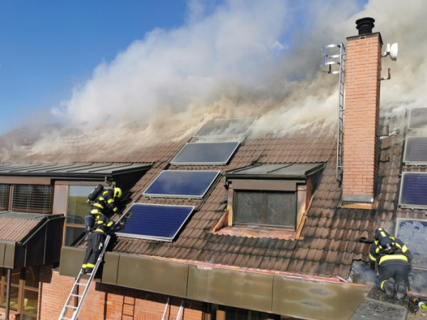 Škodu za 40 milionů způsobil požár rodinného domu v Horoměřicích 