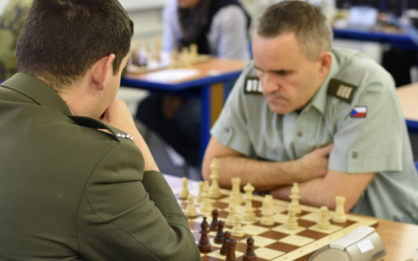 Vojáci trénují taktiku a soustředěnost nejen v blátě na cvičišti ale i na šachovnici