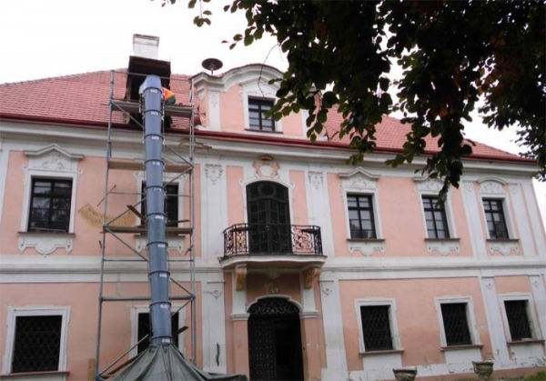 Rekonstrukce zámku v Panenských Břežanech výrazně pokročila