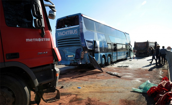 Nehoda autobusu a dvou nákladních aut zablokovala příjezd do Prahy po D8